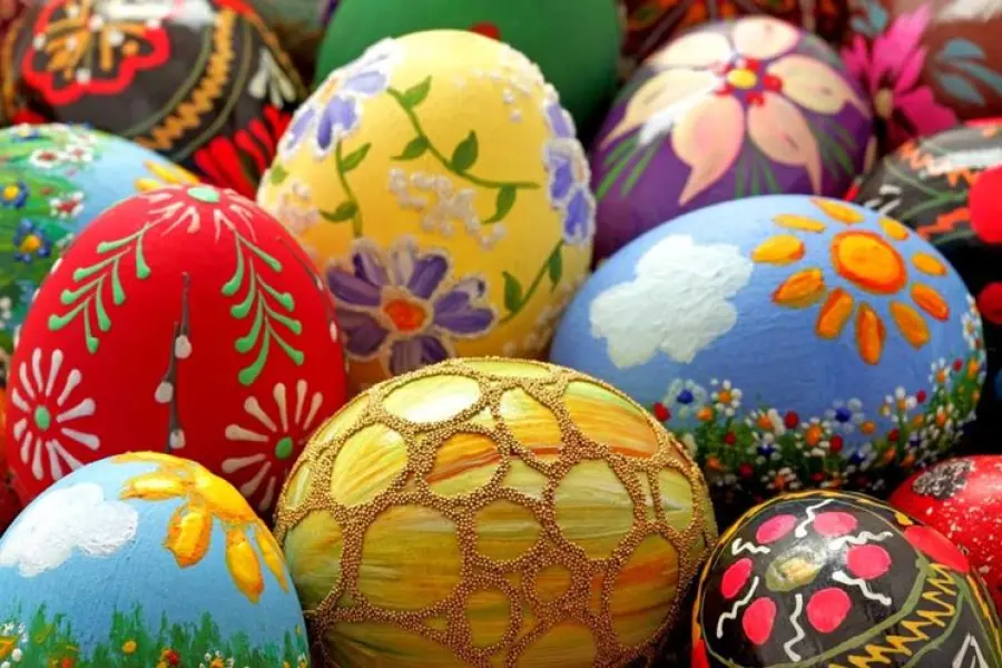 Colorare le uova per un centrino di Pasqua fai da te