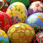 Colorare le uova per un centrino di Pasqua fai da te