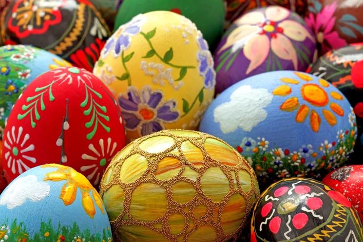 Colorare le uova per un centrino di Pasqua fai da te