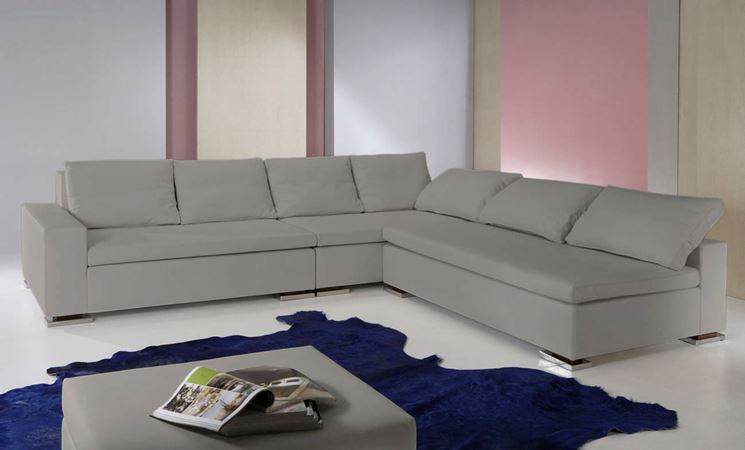 Divano angolare: soluzione pratica per la casa